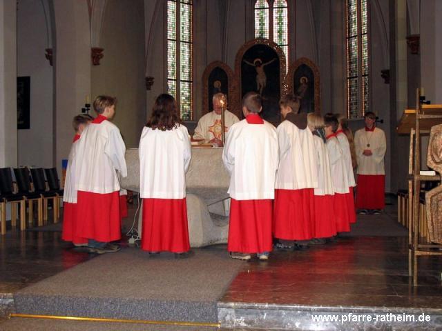 Versammlung um den Altar